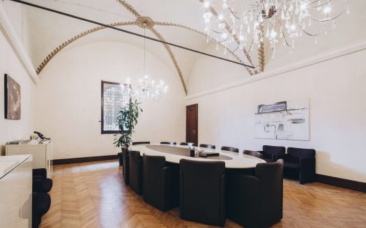 UA35 – Piazza Maggiore, office inside a historic, monumental building