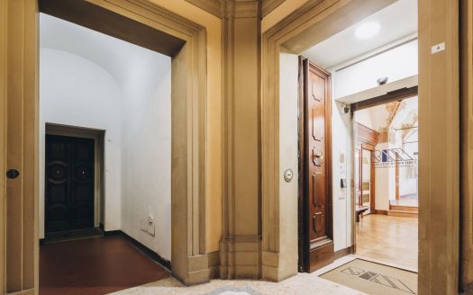 UA35 – Piazza Maggiore, office inside a historic, monumental building