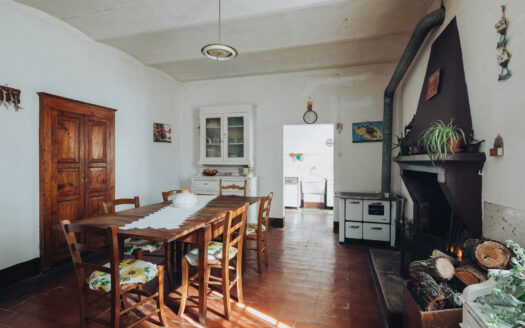 VV59 – Stone Farmhouse with agricultural land in Vergato