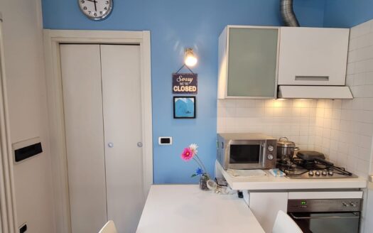 AA414**Monolocale Accogliente in Affitto con Terrazza e posto moto**