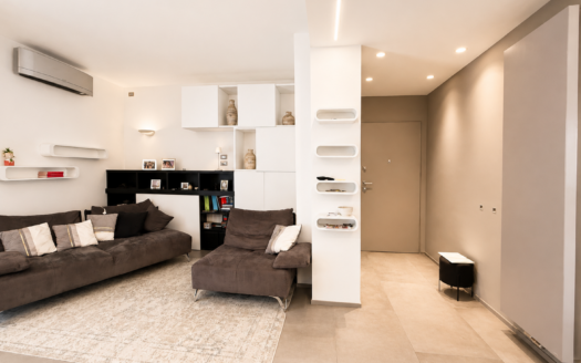 AV992 – Ampio appartamento in vendita in zona Santo Stefano